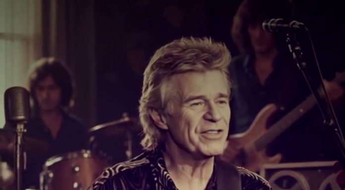Dave Edmunds and the Broken Mic Behind I Hear You Knocking